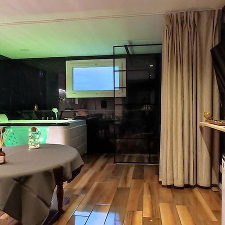 Studio Paisible Et Balneo Vezin-le-Coquet Ngoại thất bức ảnh